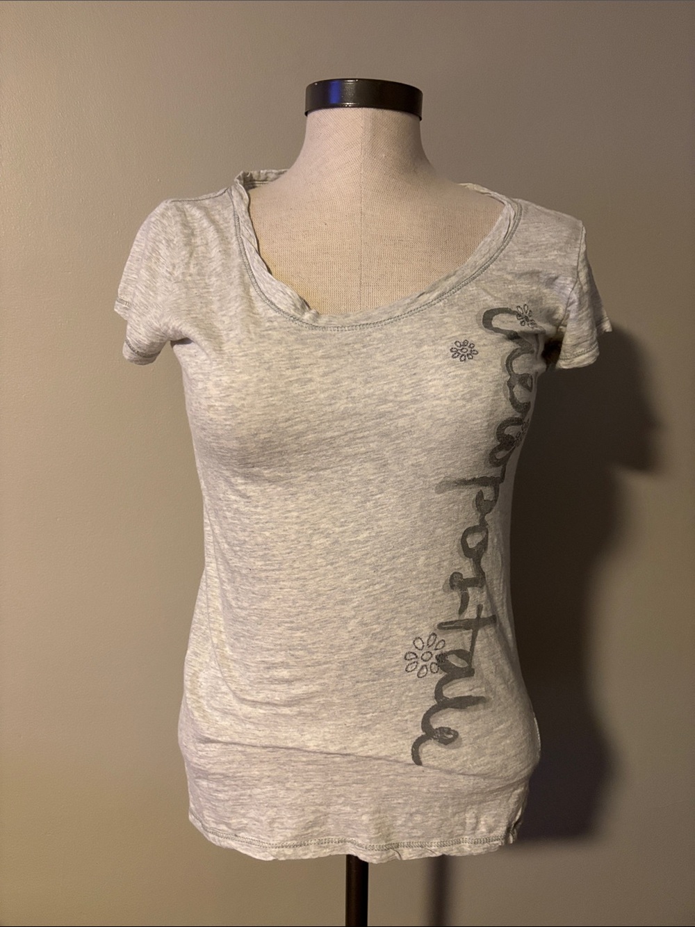 Aeropostale Light Gray Scoop Neck Graphic Tee